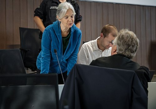Die Verteidigung von Daniela Klette hat im Prozess vor dem Landgericht Verden erneut zahlreiche Anträge gestellt. - © Focke Strangmann/dpa