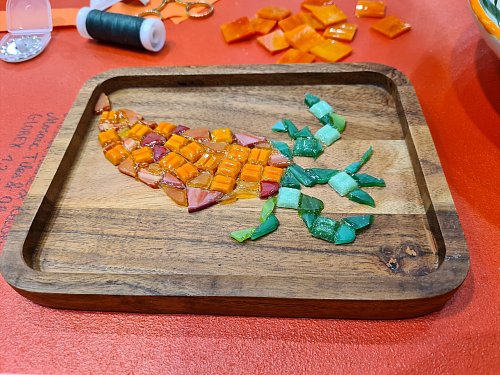 Kreative Ernte nach einem Gartenspaziergang - hier entsteht ein Karotten-Mosaik aus mattem Glasbruch. - © Isabelle Modler/dpa-tmn