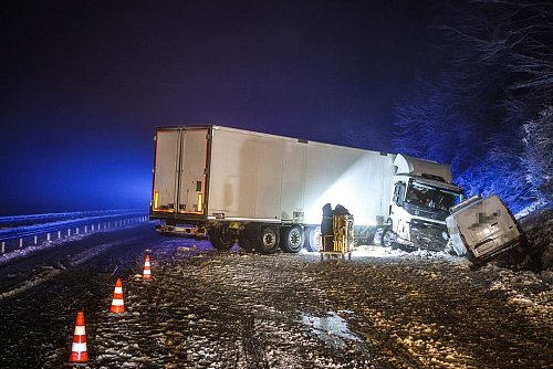 Verunglückter Lkw auf der A45. Nach dem Unfall war die Strecke erst nach vielen Stunden wieder komplett frei. - © Alex Talash/dpa