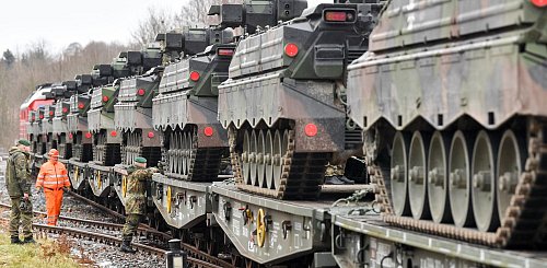 Der grenzüberschreitende Transport von schwerer Ausrüstung bereit Militärplanern oft Sorgen - die EU-Kommission will Schwierigkeiten nun angehen. (Archivbild) - © Hendrik Schmidt/dpa-Zentralbild/ZB