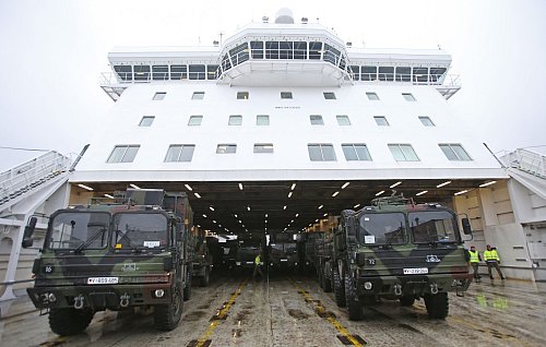 Zu Lande, zu Wasser und in der Luft: Hindernisse für grenzüberschreitende Militärtransporte sollen möglichst schnell abgebaut werden. (Archivbild) - © picture alliance / dpa