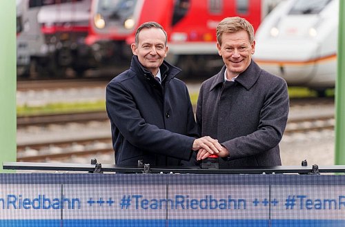 Bahnchef Richard Lutz (rechts) und Verkehrsminister Volker Wissing (parteilos) hatten sich gemeinsam auf das Sanierungsvorgehen verständigt. (Archivbild) - © Andreas Arnold/dpa
