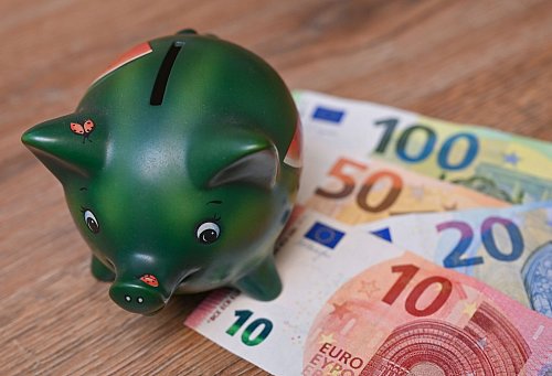 Deutsche legen viel Geld auf die hohe Kante (Symbolbild) - © Patrick Pleul/dpa-Zentralbild/dpa