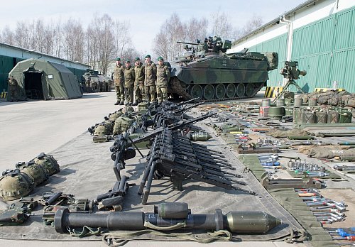 Eine bessere Ausrüstung der Bundeswehr ist Ziel der Regierung. (Archivbild) - © picture alliance / dpa