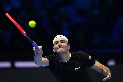 Taylor Fritz drehte sein Gruppenspiel gegen Alex de Minaur nach einem Satz-Rückstand. - © Antonio Calanni/AP/dpa