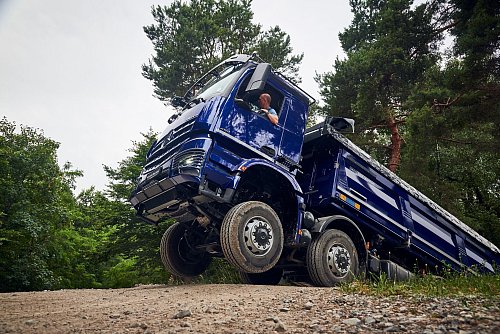 «Doch, ich muss genau hier hoch» - und mit dem Mercedes Arocs schafft man auch solche Strecken meist. - © Frederik Dulay-Winkler/Daimler Truck AG/dpa-tmn