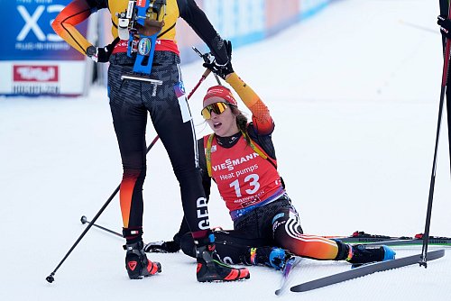 Vanessa Voigt liegt erschöpft im Ziel. - © Matthias Schrader/AP/dpa