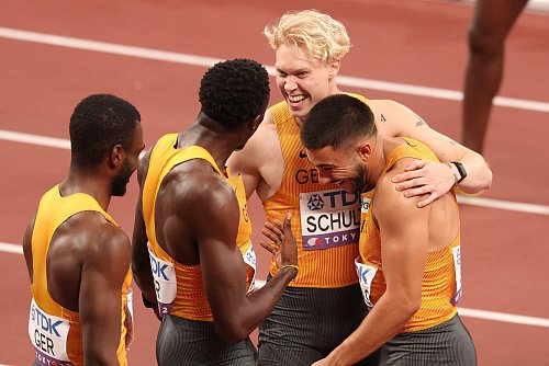 Im Finale: Die deutsche Staffel der Männer über 4 x 100 Meter. - © Oliver Weiken/dpa