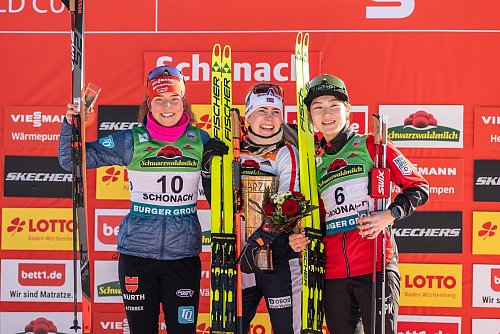 Strahlen nach Platz zwei: Nathalie Armbruster (l) ist zufrieden. - © Silas Stein/dpa