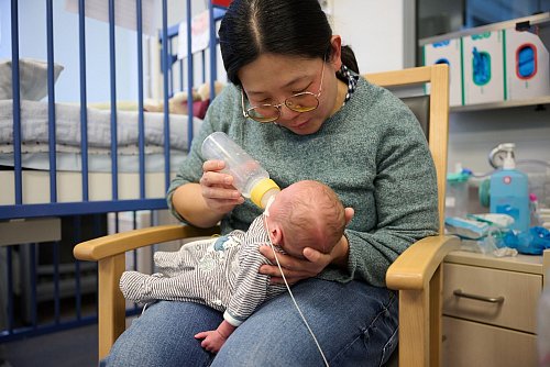 Dank gespendeter Milch wächst und gedeiht Frühchen Jonathan - © Bernd Thissen/dpa