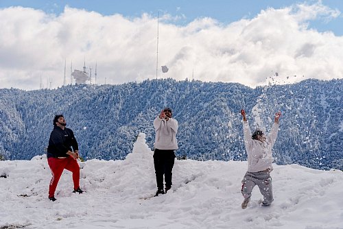 In den Bergen oberhalb von Los Angeles fiel Schnee. - © Damian Dovarganes/AP/dpa