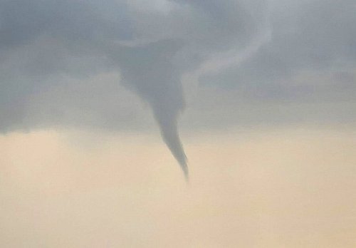Laut mehreren Medienberichten soll in der Gemeinde Altenbeken im Kreis Paderborn ein Tornado gewütet haben. - © Sebastian Hansen/Blaulichtrheinlandnrw/dpa