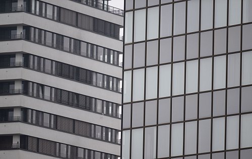 Preisverfall bei Gewerbeimmobilien (Symbolbild) - © Boris Roessler/dpa