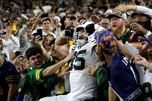 Tucker Kraft lässt sich nach einem Touchdown von den Fans feiern. - © Matt Ludtke/AP/dpa