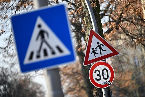 Die Gewerkschaft der Polizei fordert eine Regelgeschwindigkeit von 30 km/h innerorts. (Archivbild) - © Sebastian Christoph Gollnow/dpa