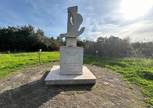 Am Ort des Verbrechens erinnert ein Denkmal an den Regisseur. (Archivbild) - © Christoph Sator/dpa