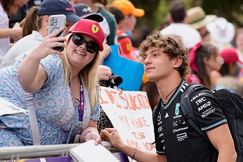 Schon ein Fan-Liebling: Mercedes-Fahrer Kimi Antonelli. - © Asanka Brendon Ratnayake/AP/dpa