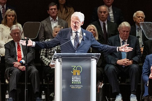 Clinton für mehr Miteinander - © Alonzo Adams/FR159426 AP/AP/dpa