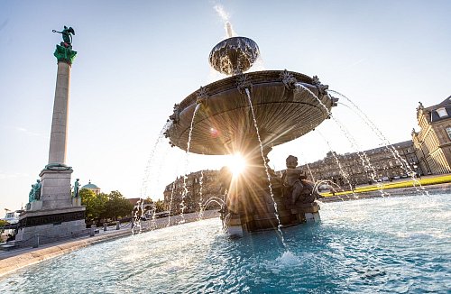 Morgendliche Idylle auf dem Schlossplatz: Zur EM wird der Park zur Public-Viewing-Meile. - © Christoph Schmidt/dpa