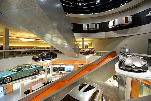 Von Silberpfeil bis S-Klasse: Wer sich für Mercedes-Benz interessiert, ist im Museum der Automarke genau richtig. - © Andreas Gebert/dpa