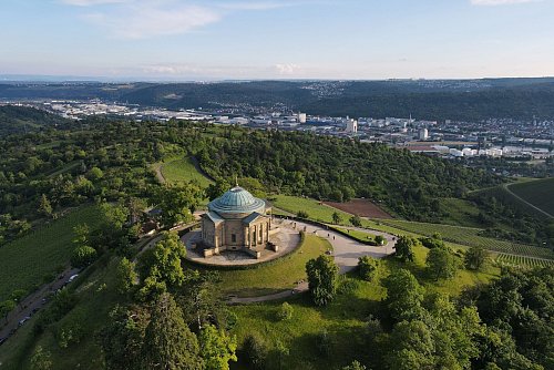 Die Grabkapelle auf dem Württemberg ist ein beliebtes Ausflugsziel mit grandiosem Ausblick. - © Jan-Philipp Strobel/dpa