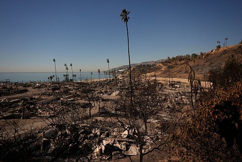 Für die Betroffenen der Feuerkatastrophe werden Millionen-Spenden gesammelt. - © Jae C. Hong/AP/dpa