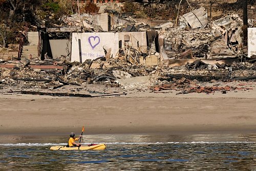 Langsam gewinnt die Feuerwehr die Oberhand gegen die Brände. - © Carolyn Kaster/AP/dpa