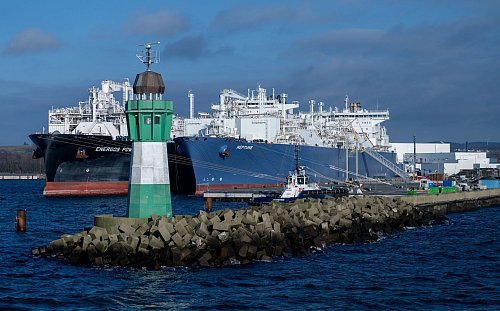 Kritiker halten die LNG-Infrastruktur für überdimensioniert, teuer und umweltgefährdend. - © Stefan Sauer/dpa