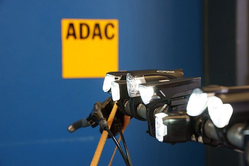 Leuchteigenschaften und Akkulaufzeiten: Der ADAC hat insgesamt elf Frontscheinwerfer und zehn Beleuchtungssets getestet. - © ADAC/Abgedreht/dpa-tmn