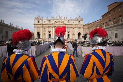 Auf dem Petersplatz steht neben Zehntausenden Gläubigen auch Mitglieder der Schweizergarde. - © Andrew Medichini/AP/dpa