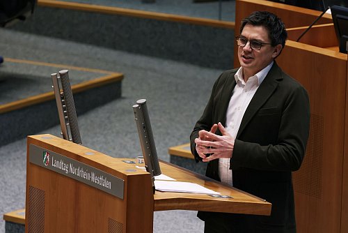 Der nordrhein-westfälische SPD-Landtagsabgeordnete Alexander Vogt spottet über Ministerpräsident Hendrik Wüst (CDU). (Archivbild) - © David Young/dpa
