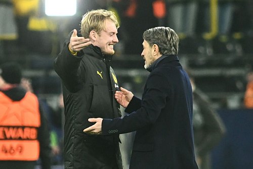 Erlösung nach drei sieglosen Dortmunder Spielen am Stück: BVB-Trainer Niko Kovac (r) umarmt Julian Brandt. - © Bernd Thissen/dpa