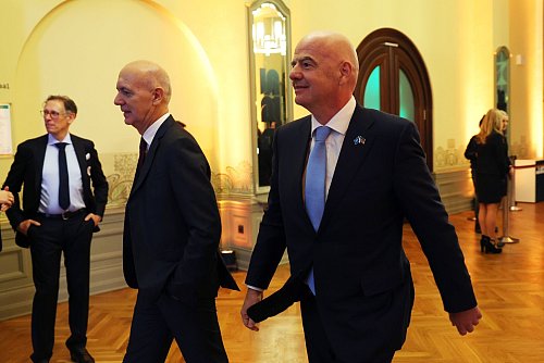 DFB-Präsident Bernd Neuendorf (l.) hat eine klare Meinung zu einer weiteren WM-Ausweitung. - © Maja Hitij/Getty Images Europe Pool/dpa