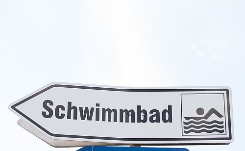 Der große Andrang an den Freibädern bleibt vorerst aus. (Symbolbild) - © Friso Gentsch/dpa