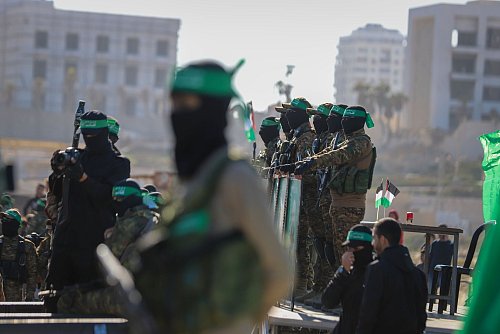 Bewaffnete Hamas-Mitglieder bei Geiselübergabe im Gazastreifen. (Archivbild) - © Mohammed Hajjar/AP/dpa