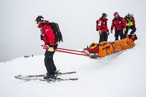 Bergretter sind oft unter widrigsten Wetterbedingungen im Einsatz (Archivbild) - © Jean-Christophe Bott/KEYSTONE/dpa