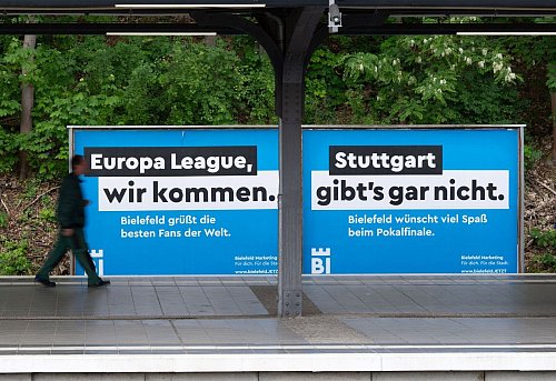 In Berlin hängen Plakate mit Sticheleien gegen Stuttgart. - © Soeren Stache/dpa