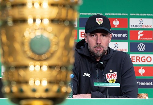Das Objekt der Begierde fest im Blick: VfB-Trainer Sebastian Hoeneß. - © Soeren Stache/dpa