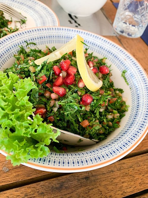 Tabouleh, ein Salat mit viel Petersilie, ist besonders in Syrien und dem Libanon beliebt. Er kann statt mit Bulgur auch mit Linsen gemacht werden. - © Claudia Wittke-Gaida/dpa-tmn
