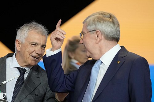 Gehört zu den Favoriten: Juan Antonio Samaranch jr. (l). - © Thanassis Stavrakis/AP/dpa