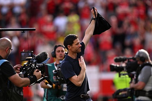 Xabi Alonso verabschiedet sich beim letzten Bayer-Heimspiel. - © Marius Becker/dpa