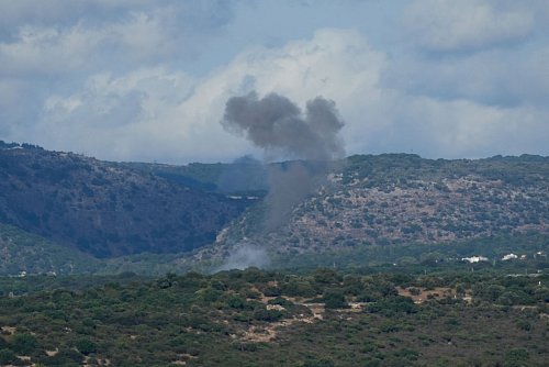 Der gegenseitige Beschuss zwischen Israel und der Hisbollah im Libanon geht unvermindert weiter. (Archivbild) - © Baz Ratner/AP/dpa