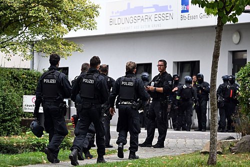 Ein Großaufgebot der Polizei eilte am Freitag zu dem Berufskolleg. (Archivbild) - © Federico Gambarini/dpa