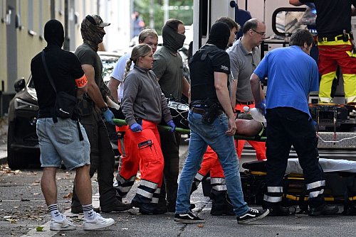 Der mutmaßliche Täter wird in einem Park angeschossen. Bei der Festnahme soll er ein Messer gezogen haben. (Archivbild) - © Federico Gambarini/dpa