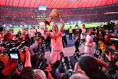 Nick Woltemade feierte als einer der Torschützen mit dem Pokal. - © Bernd Weißbrod/dpa