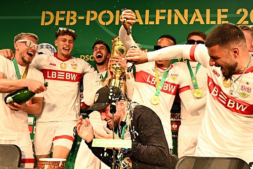Die Pokalsieger überraschten ihren Trainer mit einer Sektdusche. - © Tom Weller/dpa
