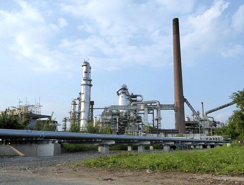 Shell schaltet am Raffinerie-Standort Wesseling eine großtechnische Anlage ab, die bislang Kraftstoffe aus Rohöl produziert hat. (Archivbild) - © Stefanie Paul/dpa