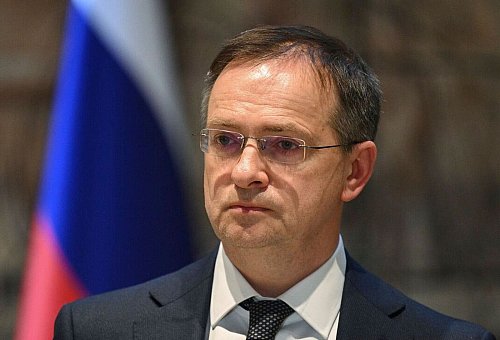 Russische Ermittler berichten von Bedrohungen gegen die Familie von Moskaus Verhandlungsführer Medinski. (Archivbild) - © Ramil Sitdikov/Pool Sputnik/AP/dpa