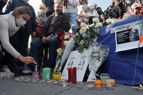 Der barbarische Mord an dem Lehrer Samuel Paty sorgte in Frankreich für Entsetzen (Archivbild). - © Michel Euler/AP/dpa