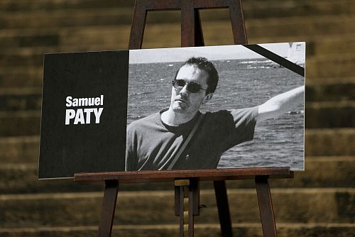 Die Schule, an der Samuel Paty unterrichtete, soll künftig seinen Namen tragen (Archivbild). - © Lewis Joly/AP/dpa